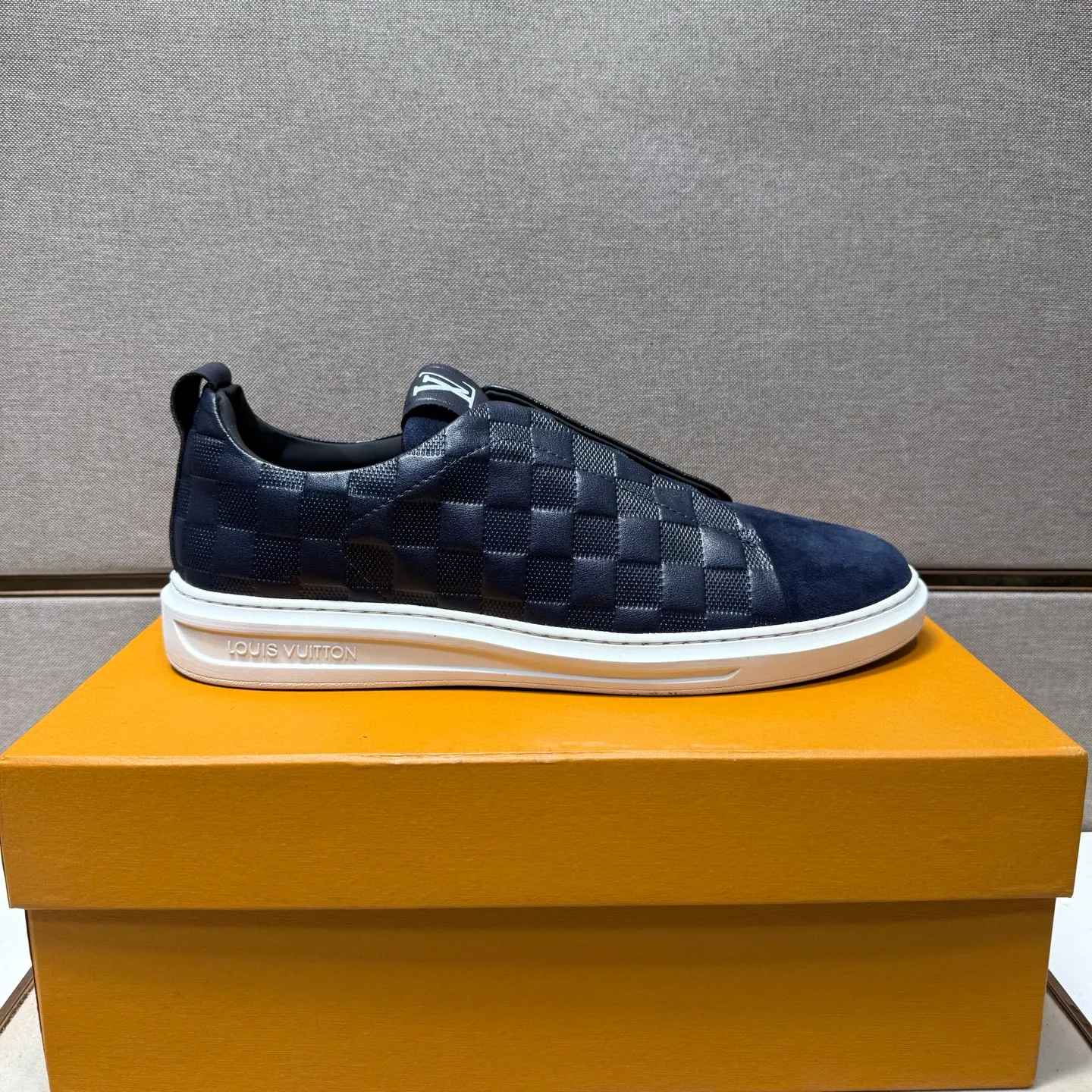 ⬛️Men's shoes 💰p442【LV～】Men's casual shoes 2025z cabinet sales simultaneously 🔶Size: 38-44#️⃣ 🔷2 colors🔜The upper is made of multi-material splicing➕Genuine leather lining, comfortable and breathable, sole: original comfortable and wear-resistant outsole, ⚠️Real shot📱Photographed🎬The real thing is better📢📢📢